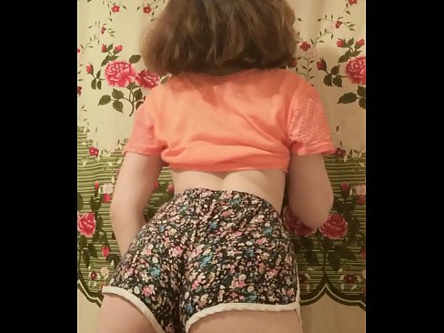 ❤️ Nena jove sexy despullant-se els pantalons curts davant la càmera Súper sexe a nosaltres ❌️