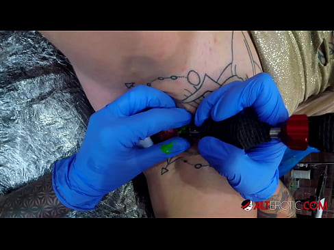 ❤️ La bomba Sully Savage, molt tatuada, es va tatuar al clítoris Súper sexe a nosaltres ❌️
