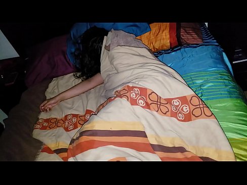 ❤️ El fillastre renya la seva jove madrastra mentre dorm. Súper sexe a nosaltres ❌️